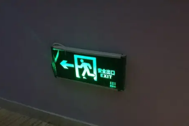 酒后抄近道摔落消防通道，责任谁担？法